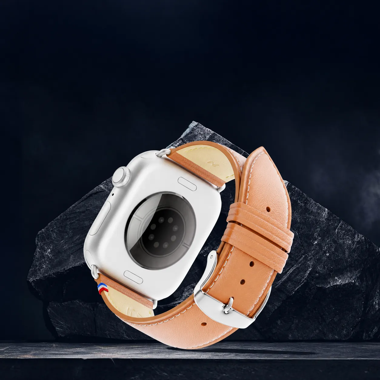 Bracelet en cuir Éternel dans une mise en scène minérale sombre, sans logo ni texte incrusté